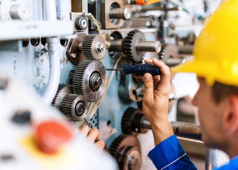 homem realizando manutenção nas engrenagens