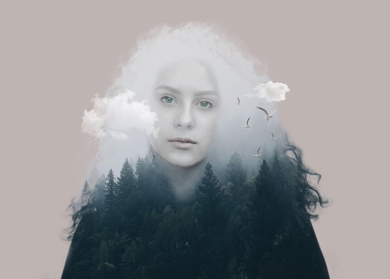 giovane donna attivista incorniciata in ambiente naturali bosco e nuvole c