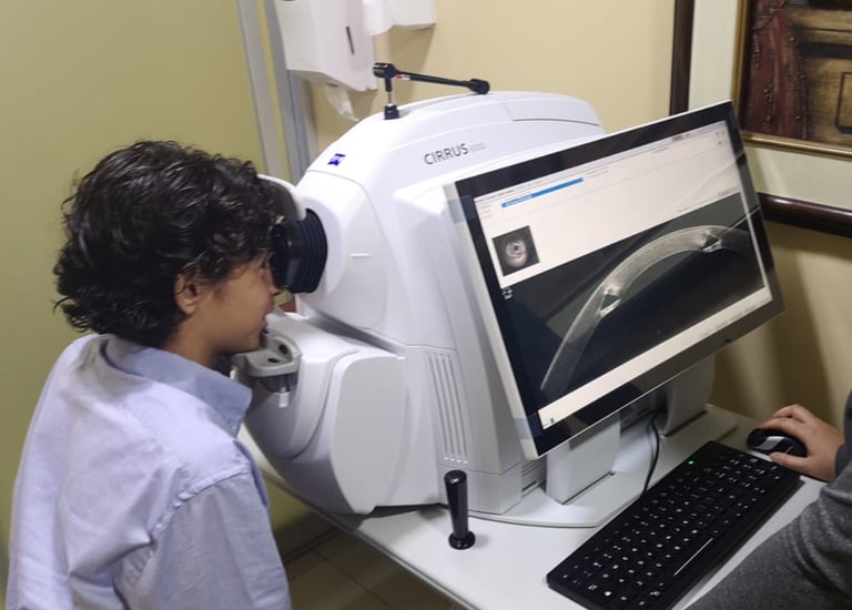 Exámenes de diagnóstico oftalmológico. Fundación Vista para los Ciegos. OCT