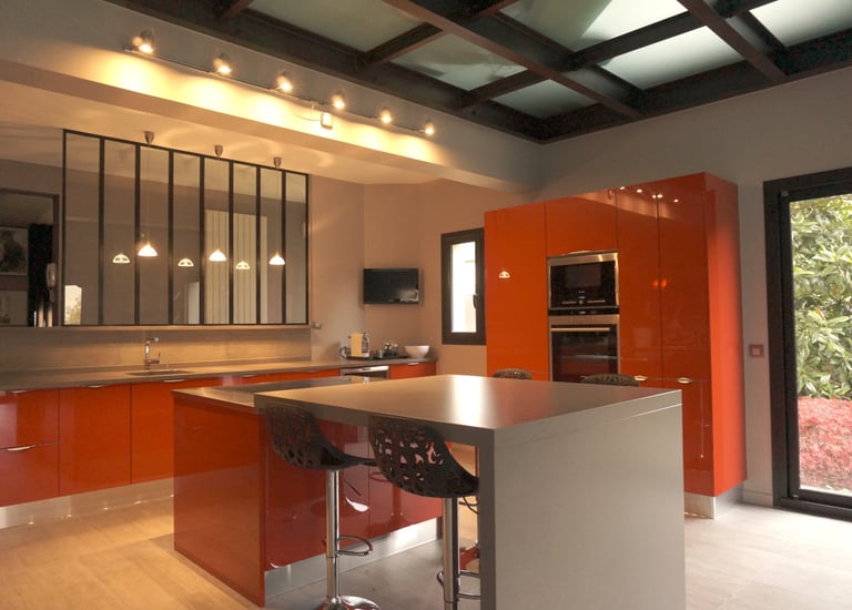 "Cuisine rénovation par Maison Haute, spécialiste en architecture d'intérieur et bien-être."