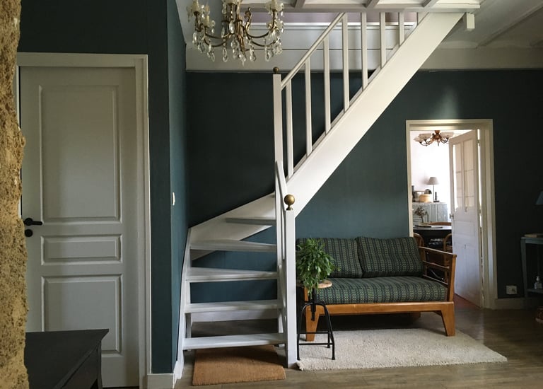 "Entrée après rénovation par Maison Haute, spécialiste en architecture d'intérieur et bien-être."