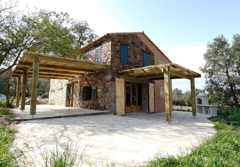 pergola bois en pin traité classe IV devant une maison