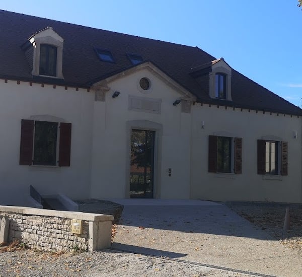 renovation en enduit projeté de la mairie à Chevigny-en-Valière