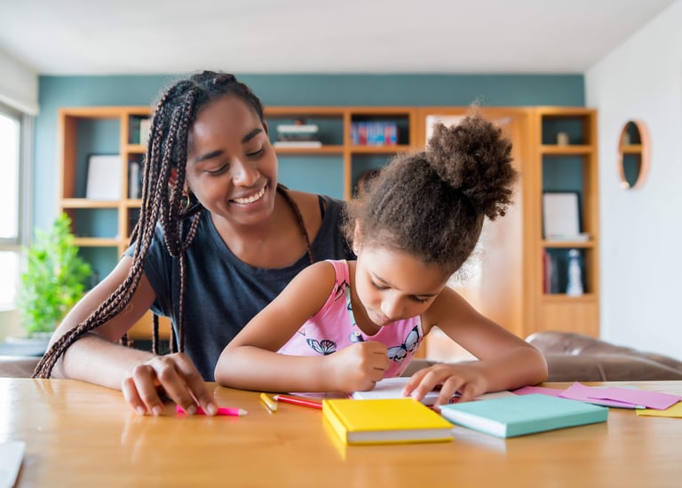 Une maman accompagnant sa fille dans l'exécution des devoirs à domicile.  Tolanda, suivi scolaire