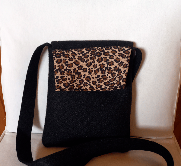 Sling bag with press stud