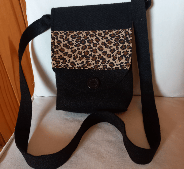 Elegant leopard print shoulder bag