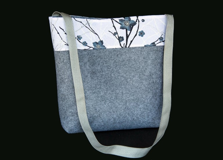 Single strap beach bag with floral print