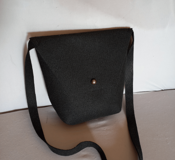 Smart shoulder bag with magnetic fastener