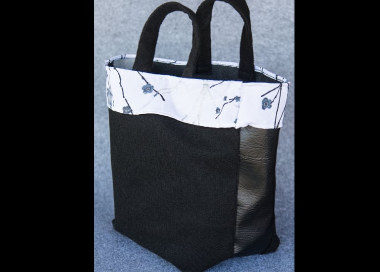 Tote bag with vinyl side