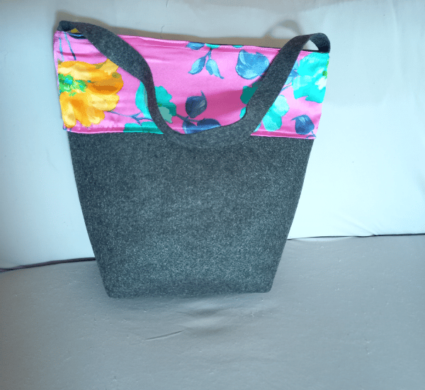 Decorative tote bag with magnetic fastener