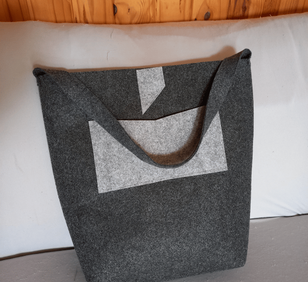 Tote bag with pocket