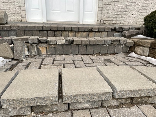 Avant Réparation de pavé uni