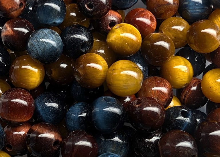 Perles en œil de taureau, œil de faucon et œil de tigre, aux reflets chatoyants bruns, bleus et doré