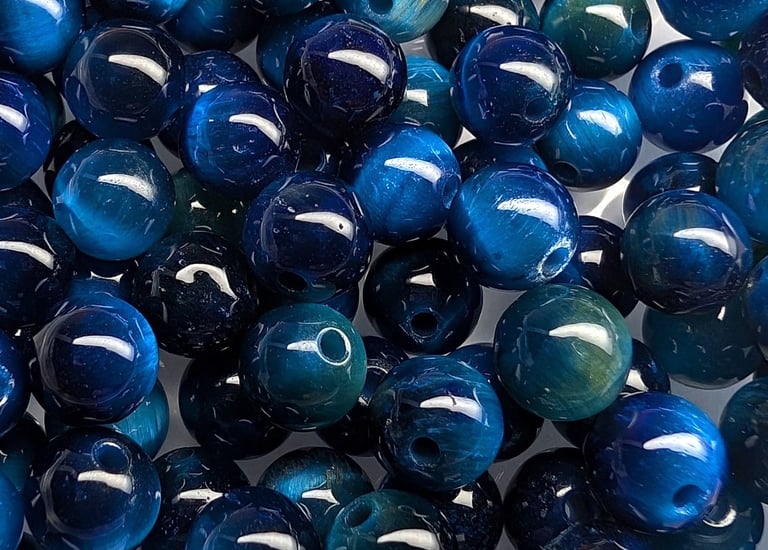 Perles en œil de tigre bleu, aux reflets chatoyants allant du bleu profond au bleu ciel