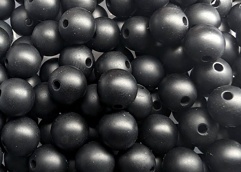 Perles en onyx mat, d’un noir profond avec une texture lisse et un fini légèrement velouté