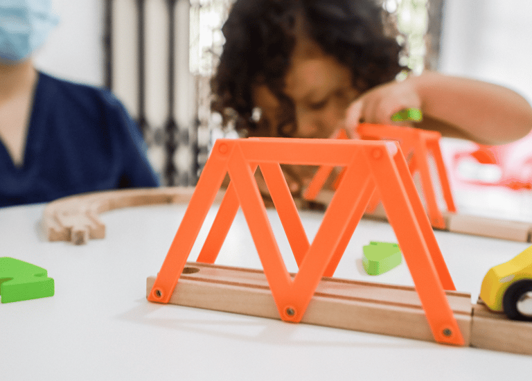Niño construyendo puente de juguete