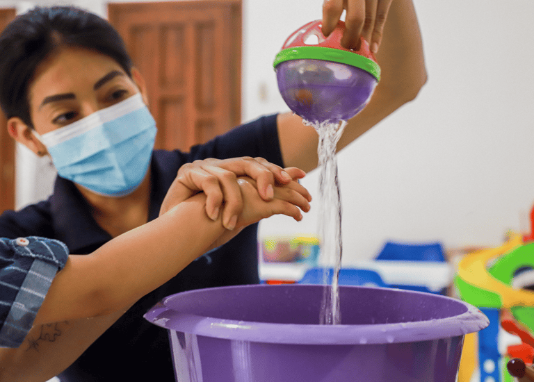 Terapeuta haciendo experimento
