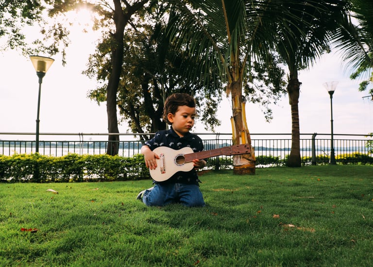 Niño tocando la guitarra
