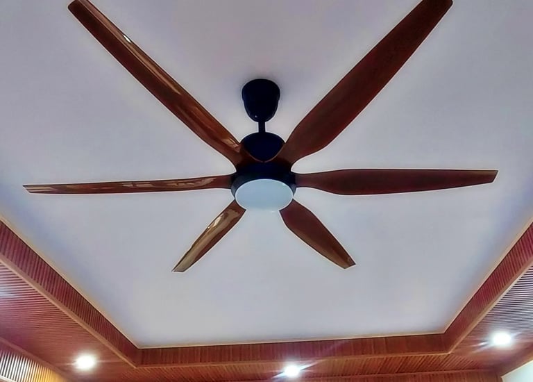 Quạt trần gỗ 6 cánh hiện đại tích hợp đèn LED, gắn trần giật cấp vân gỗ, sự kết hợp hài hoà màu sắc