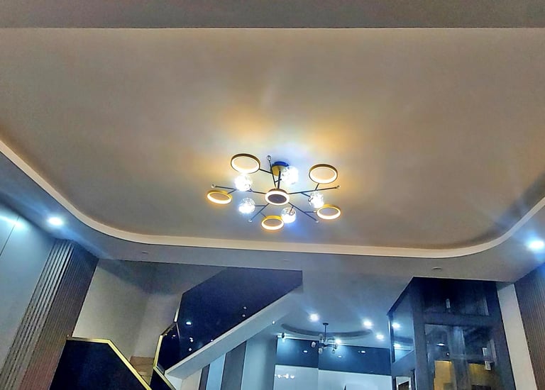 Nội thất sang trọng hiện đại với đèn chùm thiết kế độc đáo trên trần giật cấp là điểm nhấn
