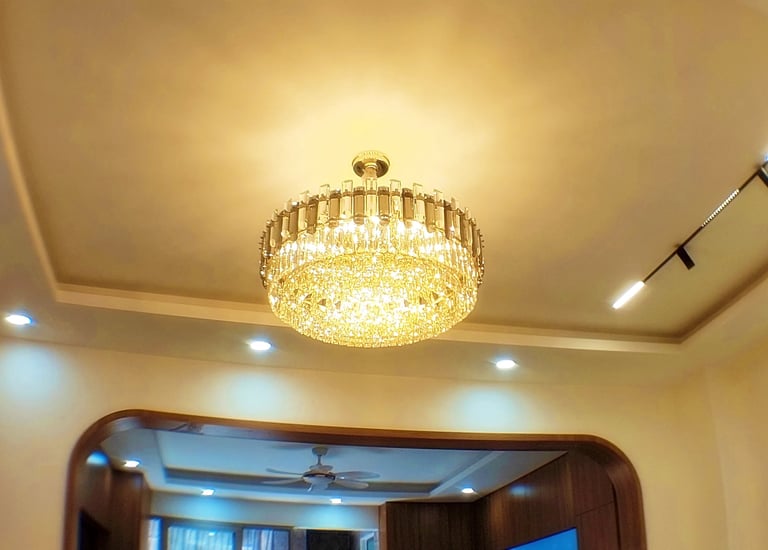 Đèn chùm pha lê trang nhã với ánh sáng vàng ấm áp sang trọng