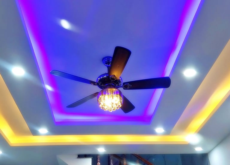 Trần giật cấp hiện đại với đèn LED hắt trần kết hợp quạt trần đèn tối màu làm nỗi bật trên nhà