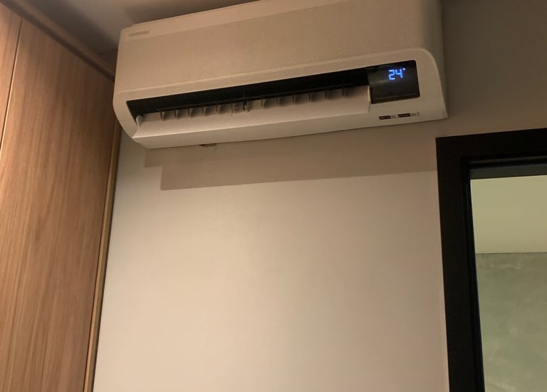 instalação de ar condicionado na parede próximo ao guarda roupas