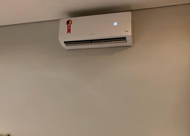 ar condicionado instalado a cima da cabeceira da cama