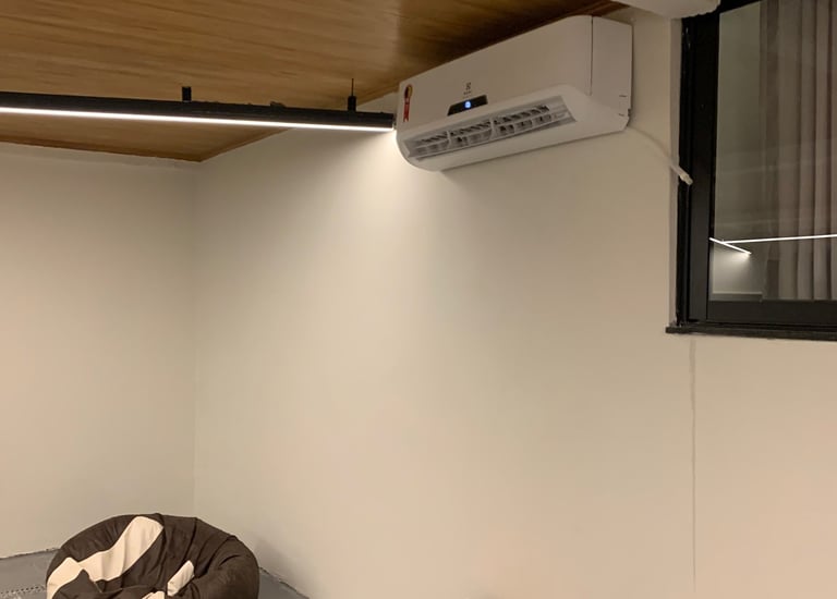ar condicionado instalado em um espaço com sofá