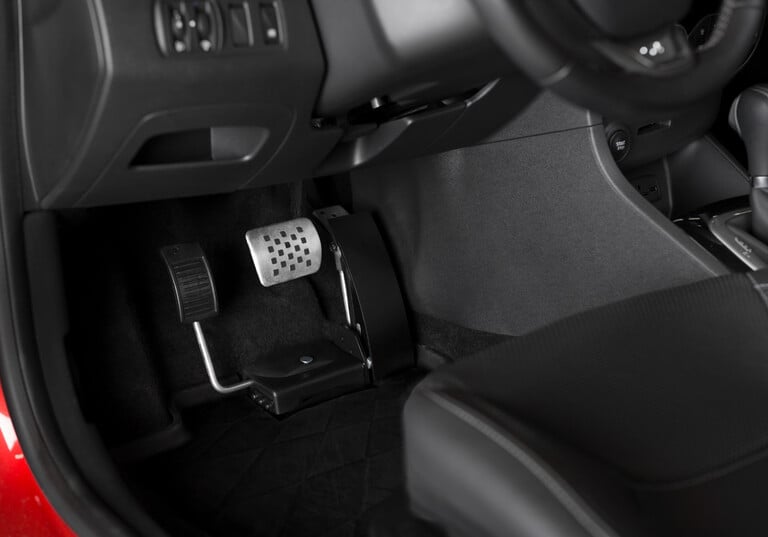 automobilio pedalu pritaikymas