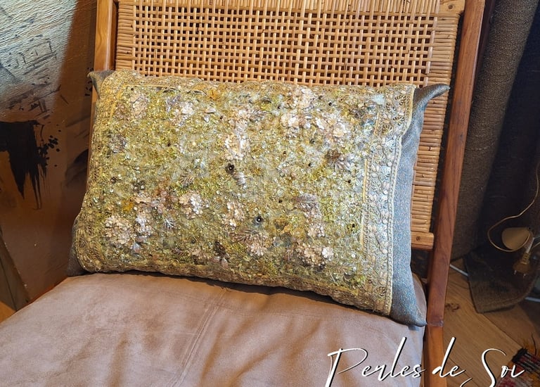 Coussin brodé or et beige - une création Perles de Soi par JC GAL