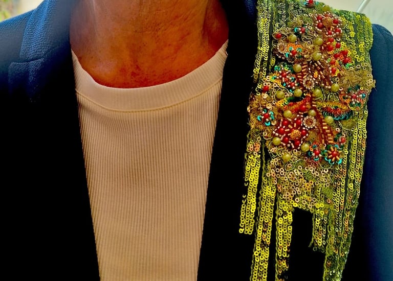 Un blazer bleu sublimé par une magnifique broche verte, rouge et turquoise - Perles de Soi