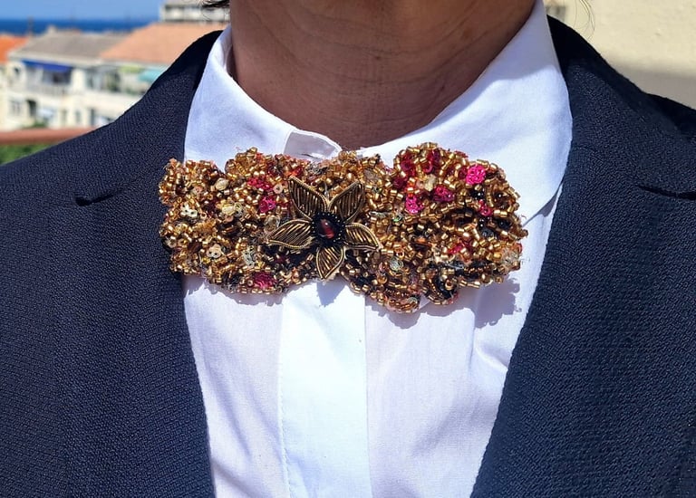 Barette or et perles rouge en broderie perlée - Perles de Soi par JC GAL