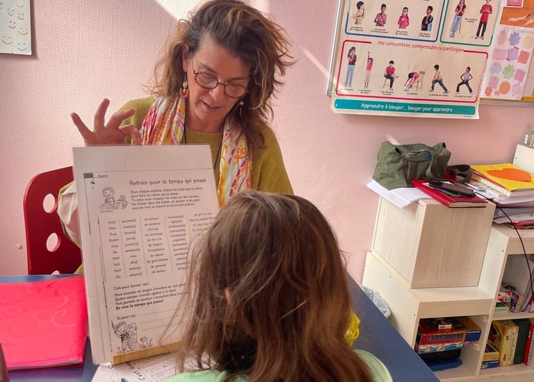 image d'une rééducation logopédique avec une activité de lecture