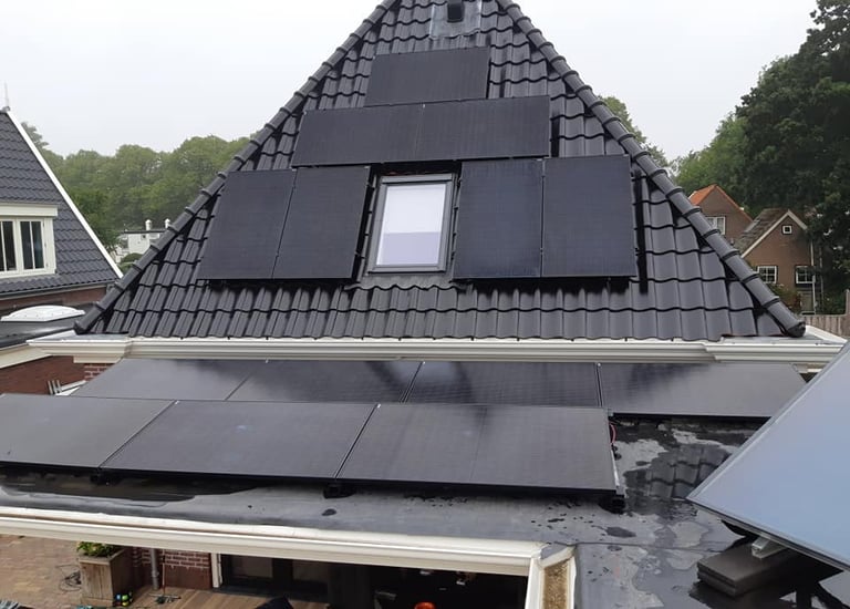 Zonnepanelen bieden een effectieve manier om zowel thuis/bedrijf kosten te besparen.