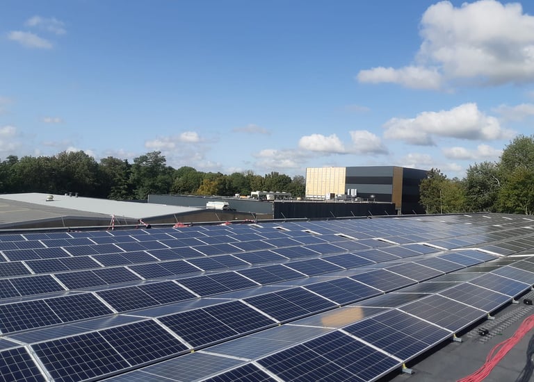 Zonnepanelen bieden een effectieve manier om zowel thuis/bedrijf kosten te besparen.