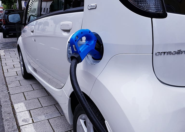 Laad je elektrische voertuig efficiënt op met onze laadpalen. Thuis of voor je bedrijf.