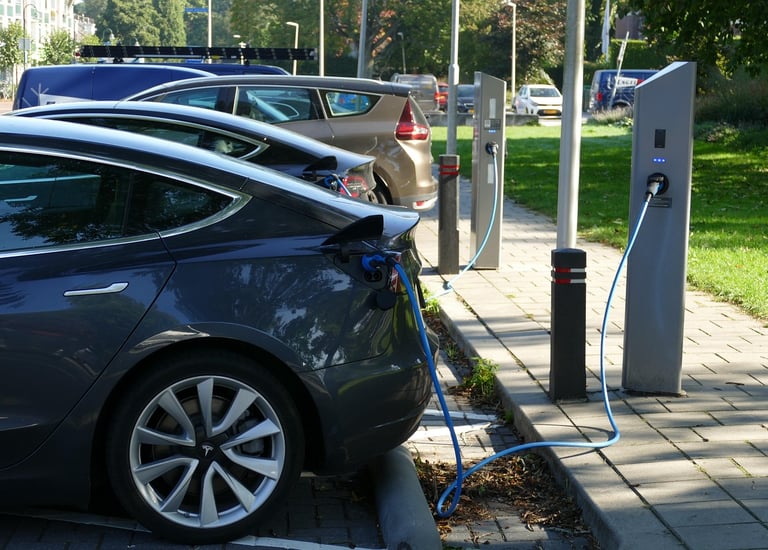 Laad je elektrische voertuig efficiënt op met onze laadpalen. Thuis of voor je bedrijf.