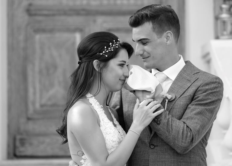 photo noir et blanc couple de mariés émotion durant le mariage