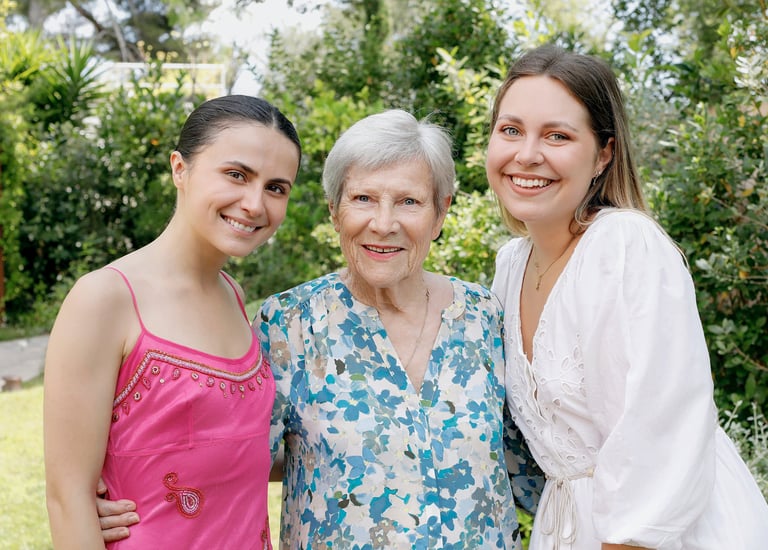 photo de famille filles et grand-mère