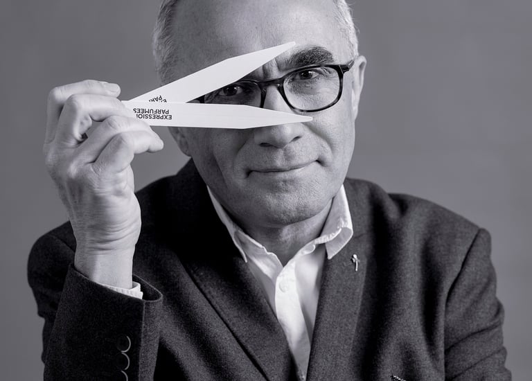 portrait noir et blanc d'un homme parfumeur