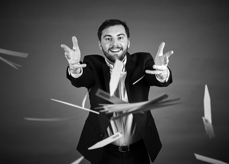 photo noir et blanc homme qui joue avec des cartes