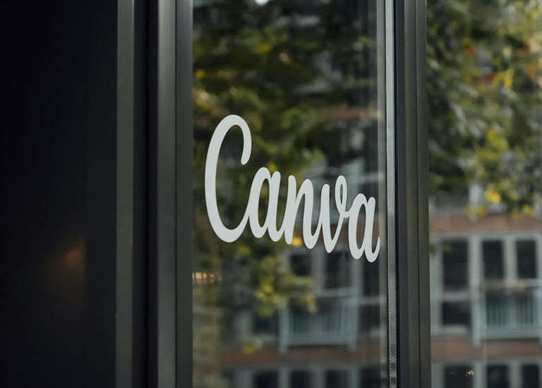 un panneau Canva sur un bâtiment