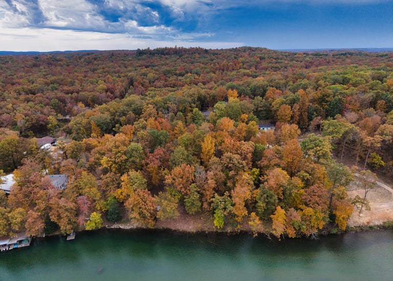 A photo of the river in the fall. 