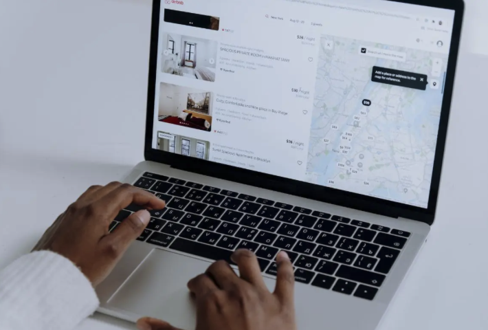 gestion-voyageurs-airbnb-messages-reservation-conciergerie-digitale.png
