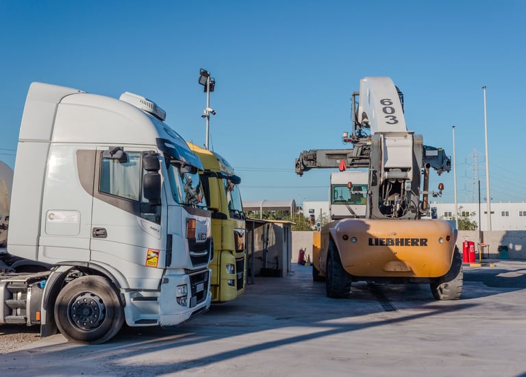 camiones y almacenamiento de carga con maquinaria avanzada