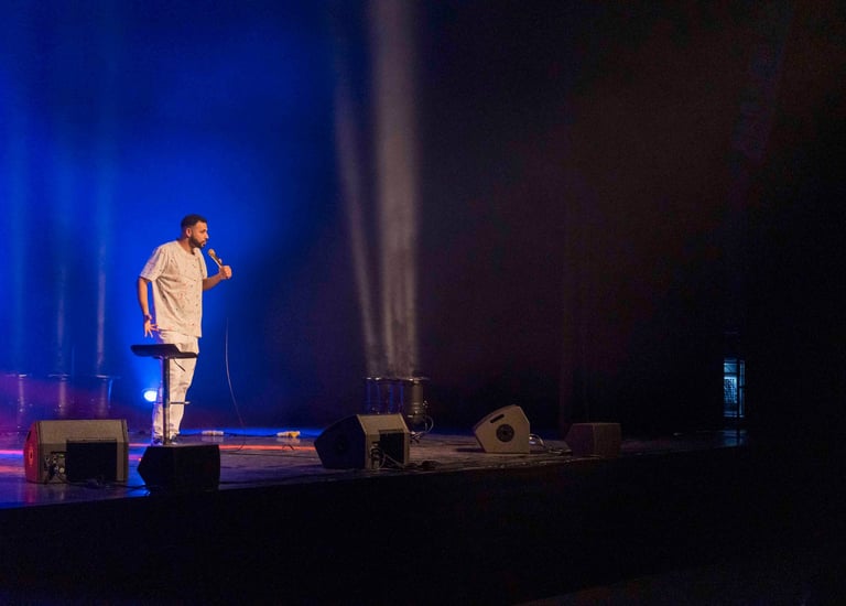 humoriste sur scène