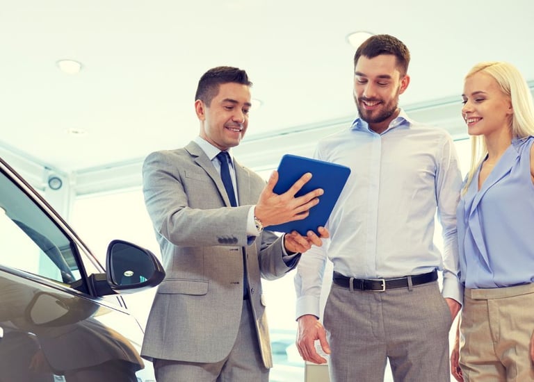 консультант з продажу пояснює сучасні системи автомобілів