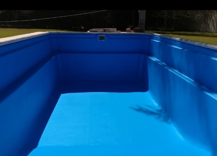 Pileta de hormigón plastificada por Masterplas. Reparación definitiva de rajaduras, grietas y pérdidas de agua con fibra de v