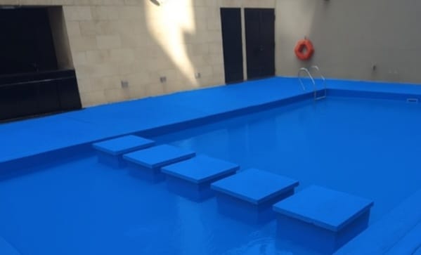 Acabado final del plastificado Masterplas en color azul. Terminación moderna y totalmente impermeable.